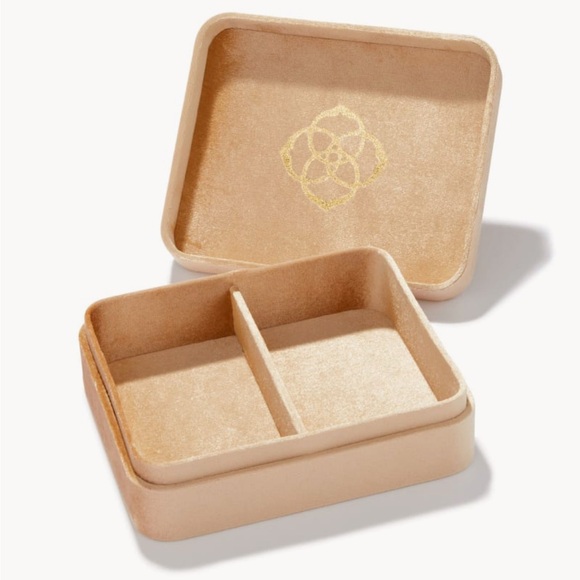 🎉 Mattie Large Velvet Kendra Scott Box in Champagne! - Picture 2 of 4